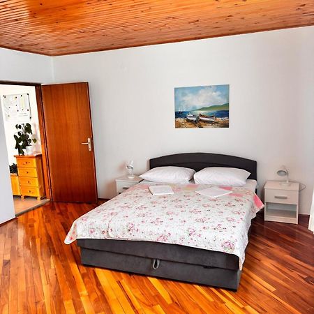 Appartement Ruza I Natalija à Karlobag Extérieur photo