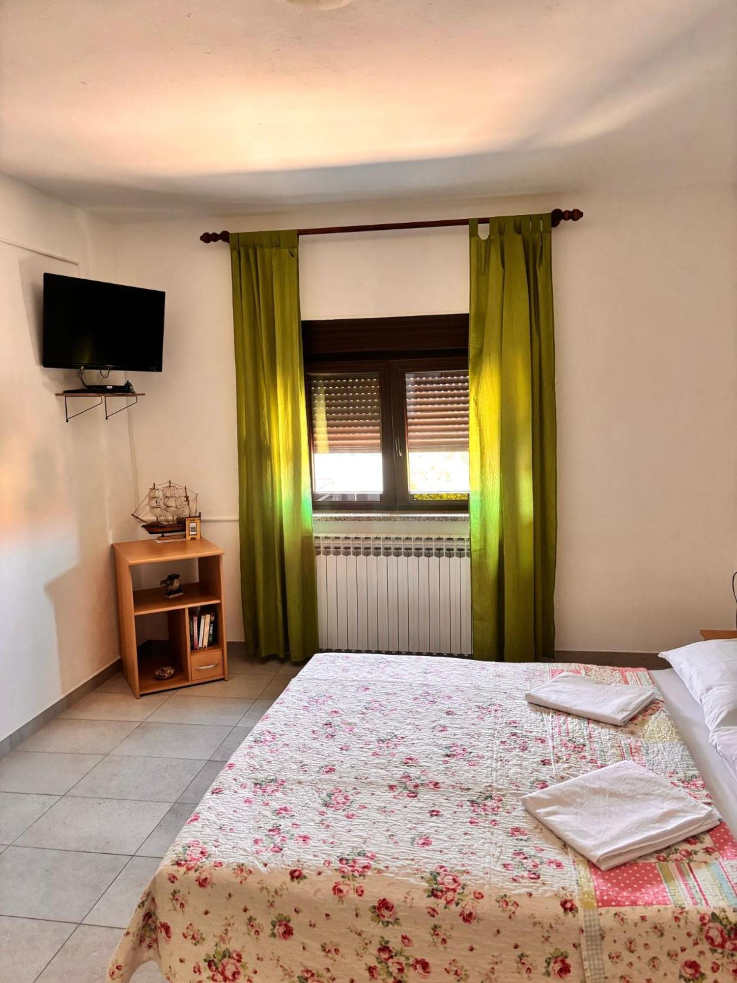 Appartement Ruza I Natalija à Karlobag Extérieur photo