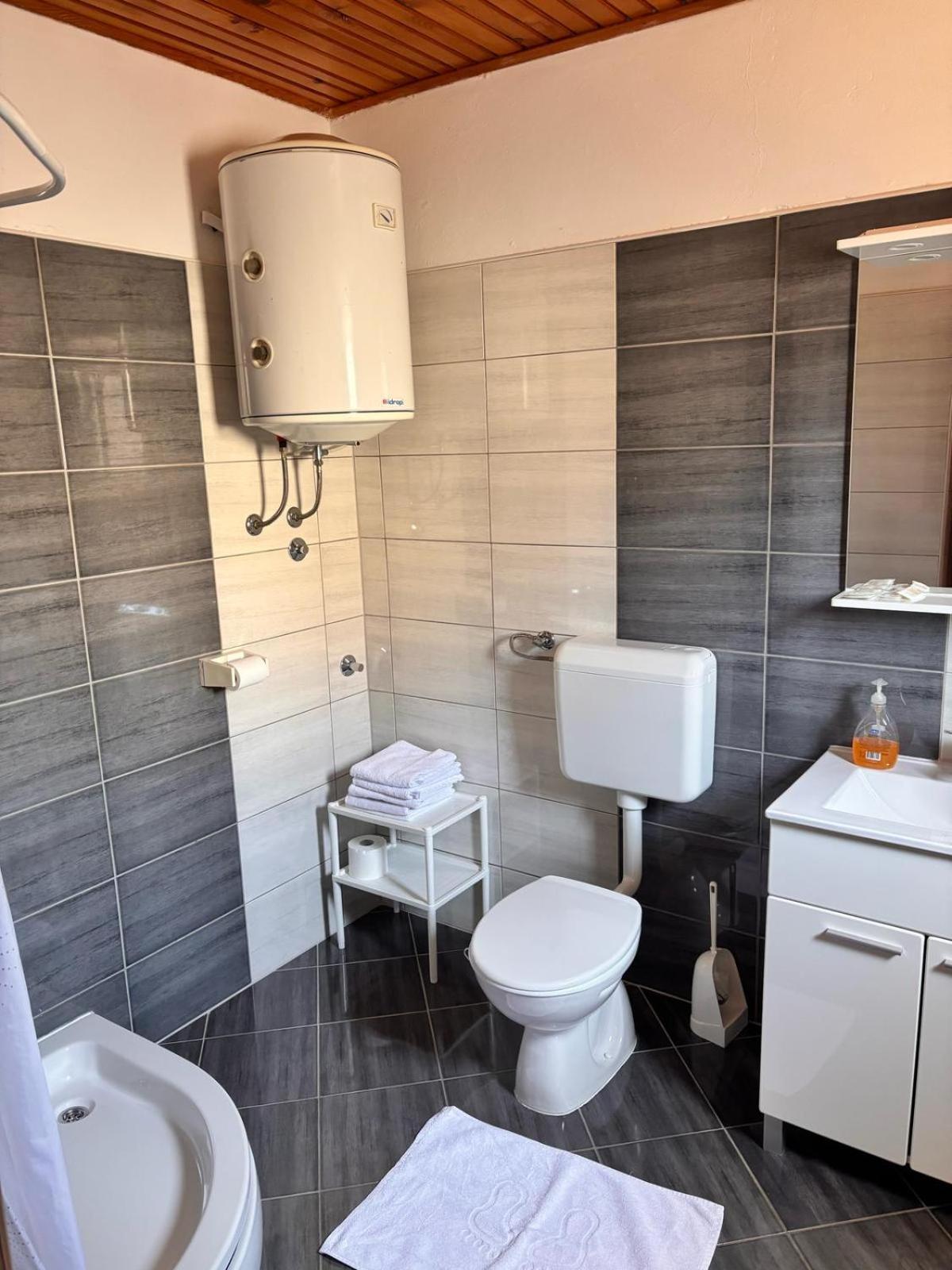 Appartement Ruza I Natalija à Karlobag Extérieur photo