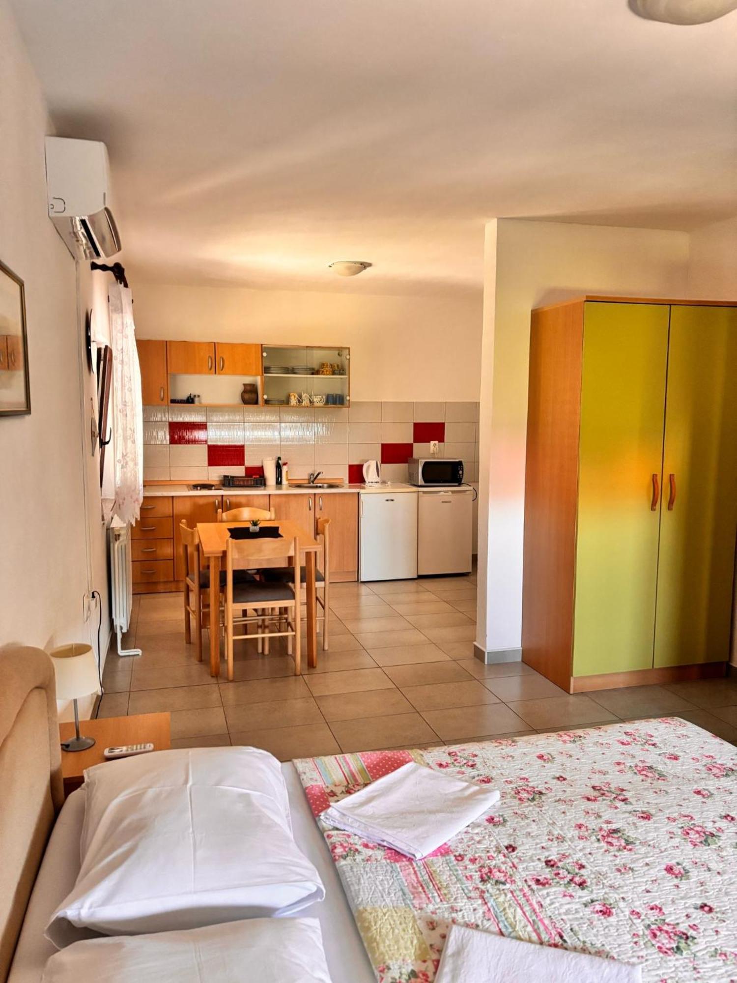 Appartement Ruza I Natalija à Karlobag Extérieur photo